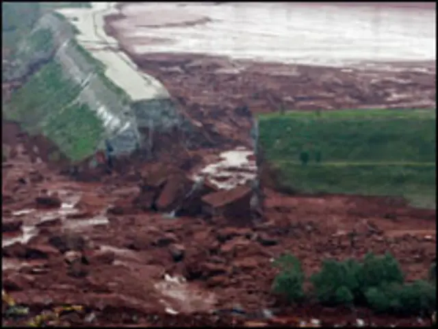 Hồ chứa bùn đỏ