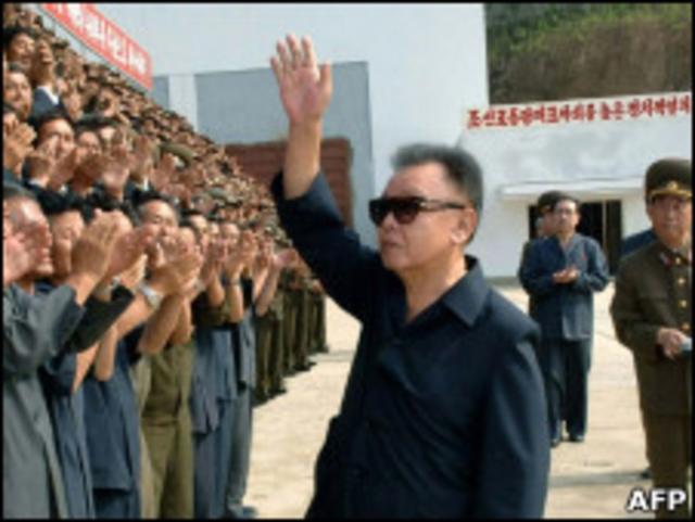 Ким Чен Ир приветствует восторженных людей