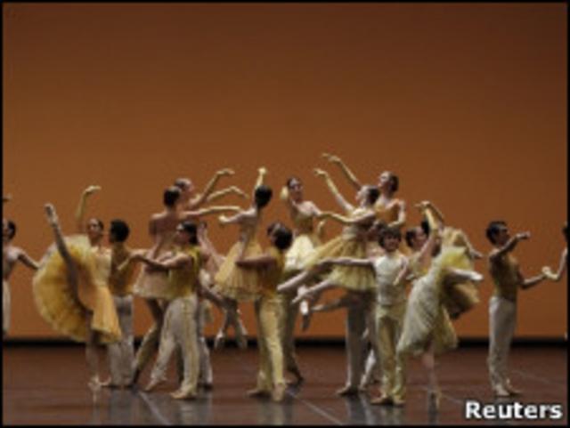 Девочка дня: Голая балерина танцует без трусиков ❘ фото | grantafl.ru - развлекательный портал