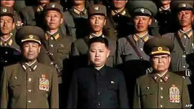 Kim Jong-un (depan tengah) bersama Kim Jong-il (depan kanan)
