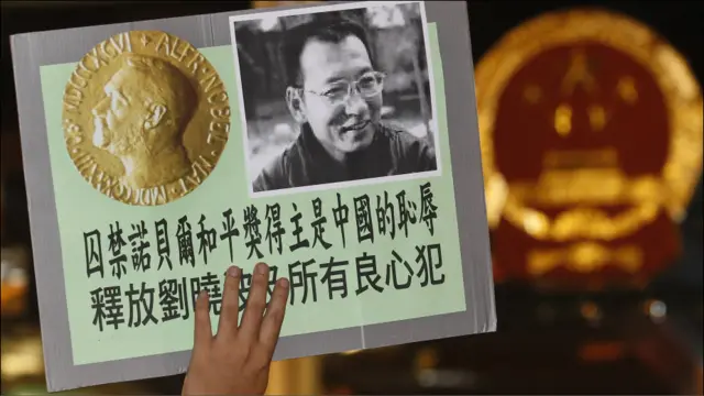 Những người đấu tranh cho dân chủ Trung Hoa rất tự hào về giải thưởng Hòa bình mang tên Alfred Nobel lần đầu trao cho một công dân sống tại Trung Quốc.