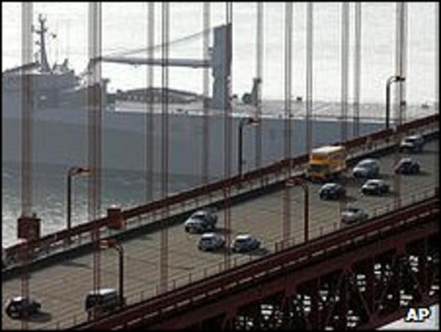 Coche de Google cruza el Golden Gate Bridge