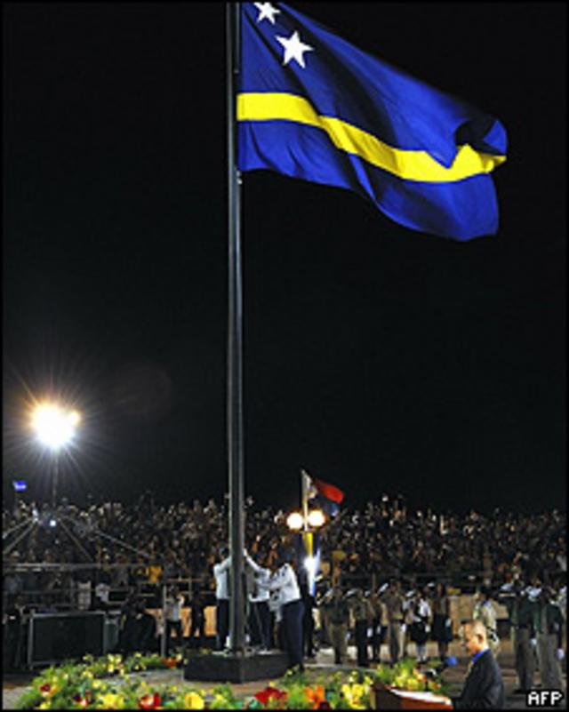 Ceremonia de izado de la bandera de Curaçao en Willemstad.