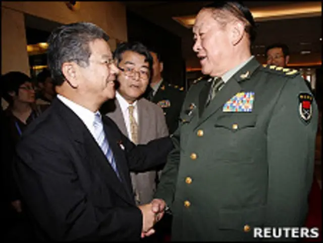 日本防卫大臣北泽俊美与中国国防部长梁光烈握手(11/10/2010)