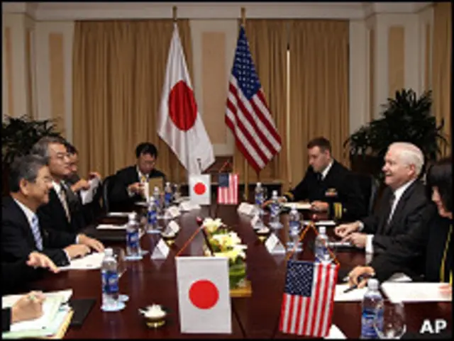 日本防务大臣北泽俊美与美国国防部长盖茨举行会谈(11/10/2010)