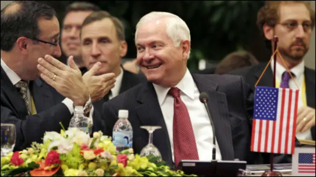 Bộ trưởng Quốc phòng Hoa Kỳ, ông Robert Gates trao đổi với Thứ trưởng Robert Sher tại Hội nghị ADMM+ ở Hà Nội