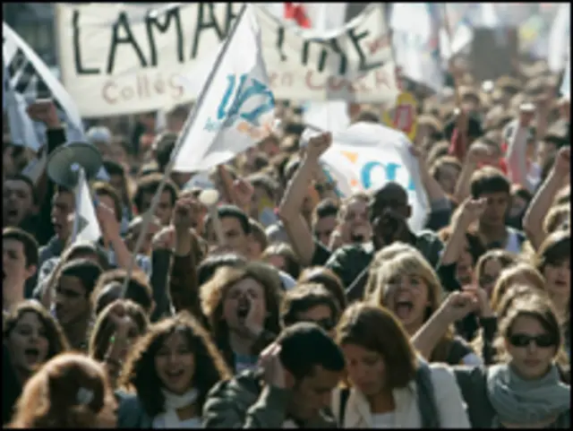 Protesto em Paris nesta terça (Foto: Getty Images)