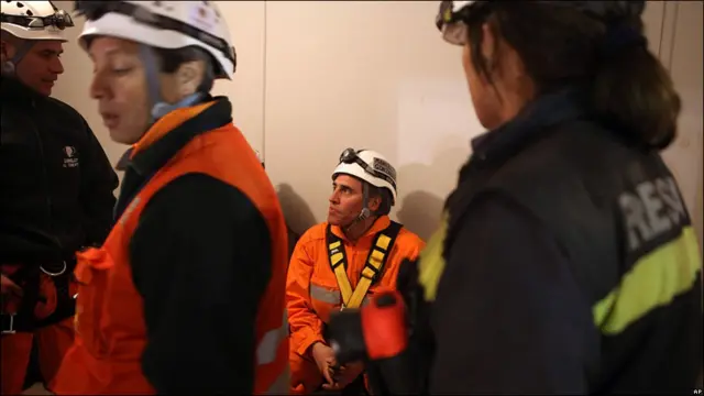 Manuel González, el rescatista que descendió primero.