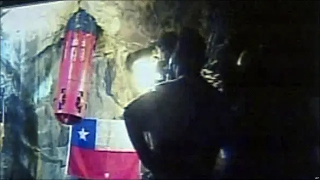 Salida del primer minero desde el refugio