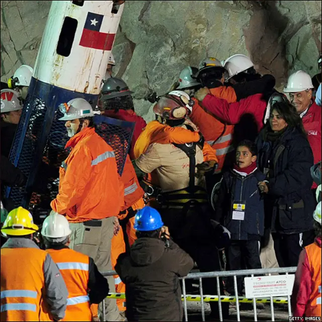 El minero saluda a su familia