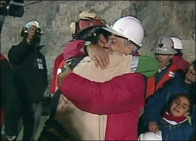 الرئيس التشيلي يحتضن فلورينسيو أفالوس فور خروجه إلى سطح الأرض