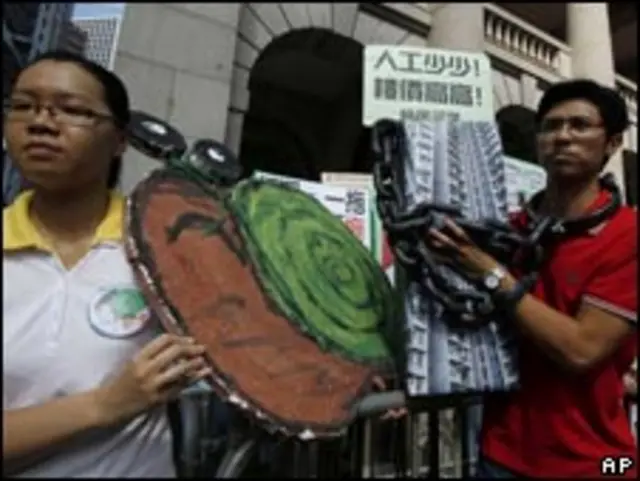 香港示威者抗議樓價高漲（13/101/2010）