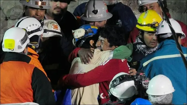 Jimmy Sánchez es abrazado por su padre