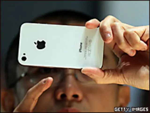 Un hombre sostiene un iPhone 4