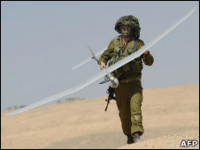 Израильский солдат держит беспилотник