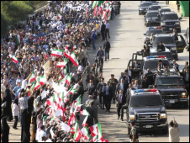 Massa pro-Hizbullah menyambut hangat Ahmadinejad