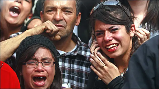 Banyak warga Cile tidak kuasa menahan suka cita dan keharuan ketika menyaksikan satu per satu pekerja tambang keluar dari dalam perut bumi