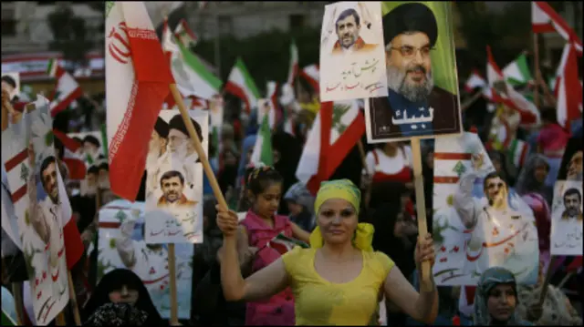 انصار حزب الله يرفعون صور نصر الله واحمدي نجاد
