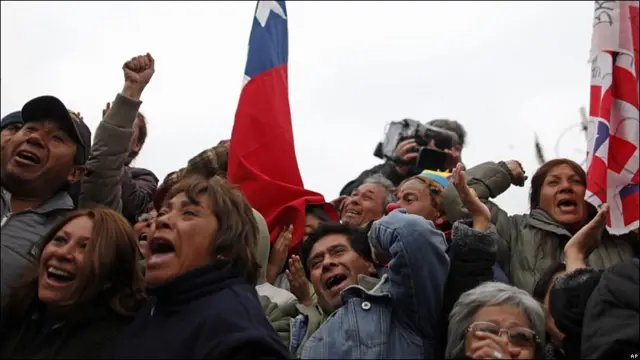 Las escenas de alegría no decaían. Habían pasado casi 70 días desde que los mineros habían caído atrapados. 