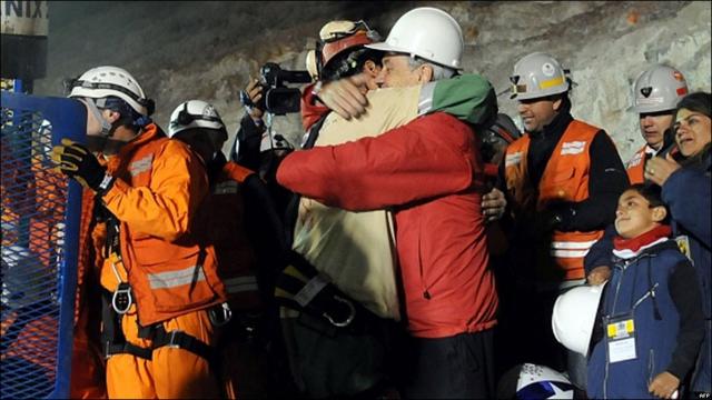 Alrededor de las  00.10, el primero de los mineros salió a la superficie. Florencio Ávalos, con una tranquilidad pasmosa, saludó a sus familiares, a los rescatistas y también se fundió en un abrazo con el presidente, Sebastián Piñera. 