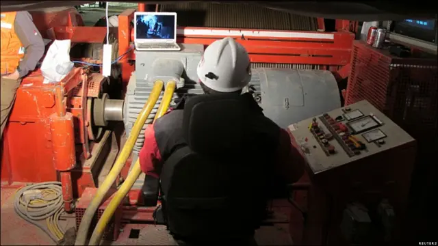 La Operación San Lorenzo respondía a un principio bien sencillo: cavar un agujero e izar a los mineros por él. Sin embargo, los 700 metros de exigían un enorme despliegue tecnológico. Era algo nunca antes visto.