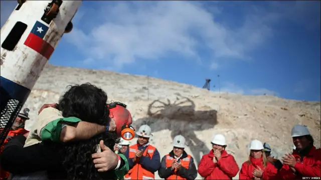 Fueron casi 24 horas de emoción. Cada vez que salía uno de los mineros, el mundo volvía a asistir a una escena irrepetible.