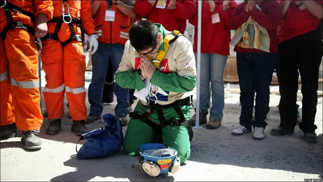 También la imagen de los mineros que se arrodillaban en señal de oración fue recurrente. 
