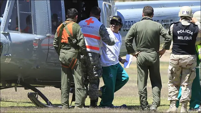 Tras los primeros exámenes, los mineros fueron trasladados en un helicóptero hasta un hospital para permanecer en observación durante dos días.