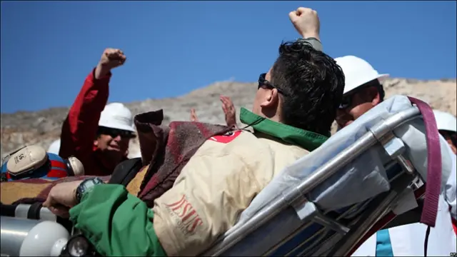Según iban saliendo y tras los saludos de rigor, los mineros eran colocados en una camilla y trasladados a un hospital de campaña instalado en las cercanías de la mina. 