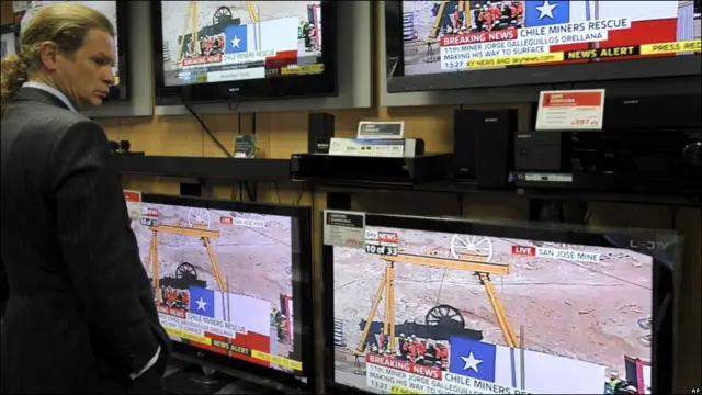 El campamento Esperanza se convirtió en el centro del mundo, por lo menos, el centro de la atención de los medios de todo el planeta. Todo el rescate fue televisado en directo. Internet hizo posible que el acontecimiento fuera visto desde cualquier rincón.