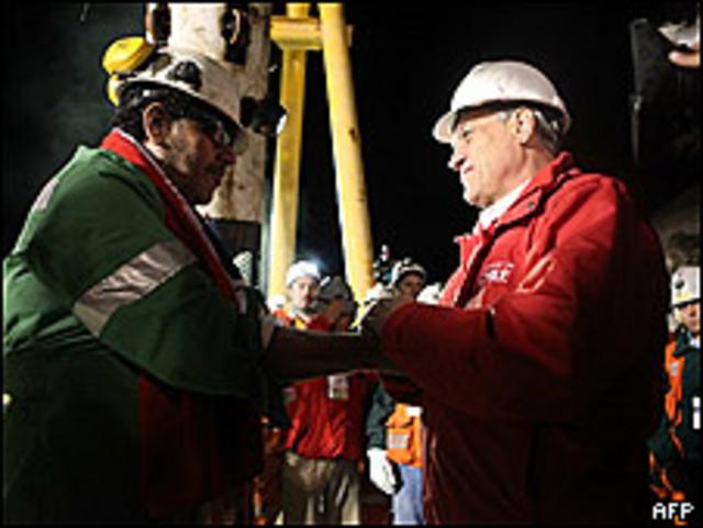 Luis Urzúa, el último minero en ser rescatado, saluda al presidente de Chile, Sebastián Piñera