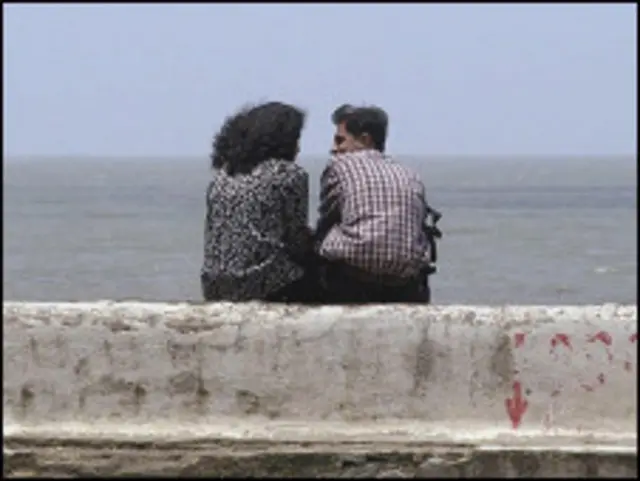 د ستانفور پوهنتون په دې څېړنه کې پر هغو زده کوونکو ازمايښت شوی، چې نوې مینه یې پیل کړې او له هغوی څخه د خپلو محبوبو د عکسونو د راوړلو غوښتنه شوې ده.