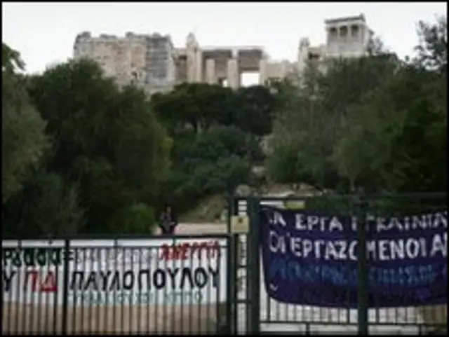 Demonstrasi menghalangi turis masuk ke situs Acropolis