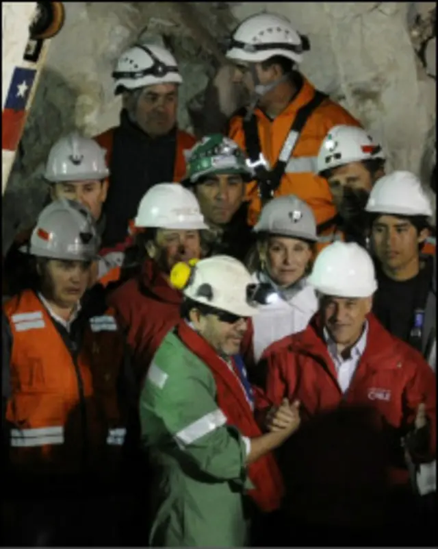 Pekerja tambang yang telah dikeluarkan disambut kerabat dan pejabat