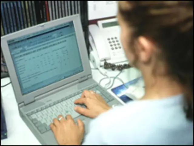 Девушка работает на ноутбуке