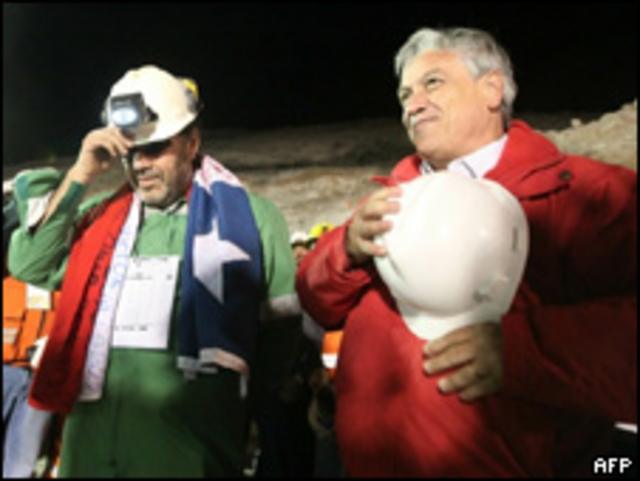 El presidente de Chile, Sebastián Piñera, junto al minero Luis Urzúa