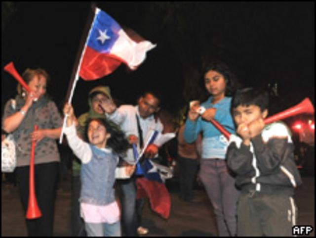 Chilenos celebran el rescate de los mineros