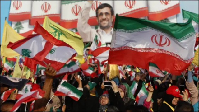 Massa pendukung Hizbullah ikut menyambut Presiden Iran Mahmoud Ahmadinejad 