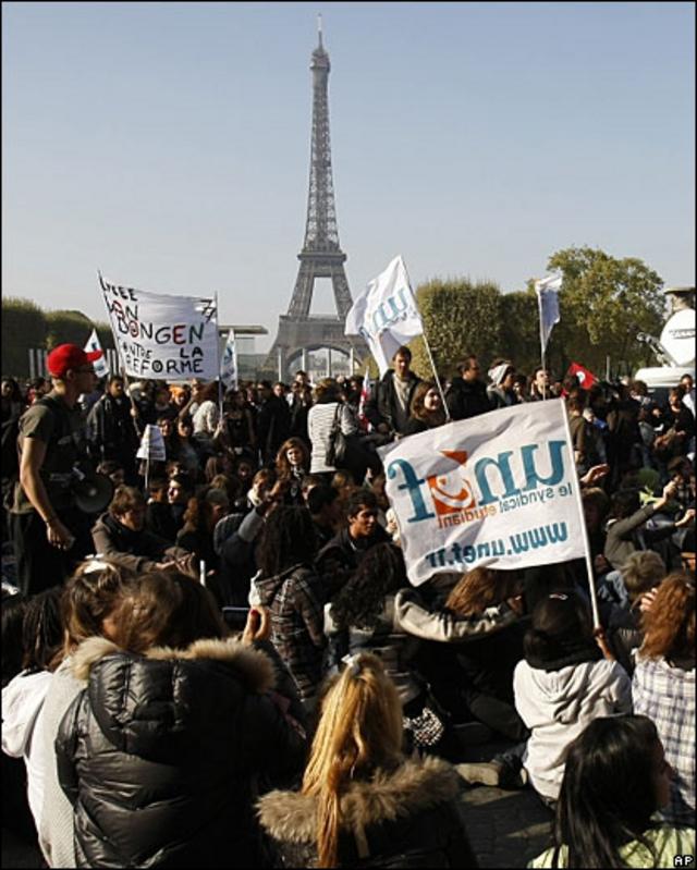 En Francia continúan las protestas contra la reforma del sistema de pensiones que impulsa el presidente Nicolás Sarkozy. El gobierno tuvo que recurrir a las reservas energéticas del país ante la preocupación despertada por el paro en el sistema ferroviario y las estaciones de combustible.