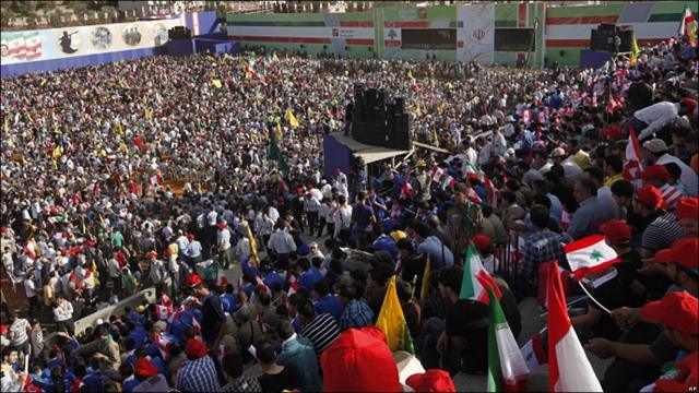 En Líbano sigue dando que hablar la presencia del presidente iraní, Mahmoud Ahmadinejad, que fue recibido por miles de personas en su visita a una localidad cercana a la frontera de Israel.
