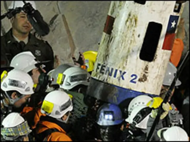 چلی میں ایک ریسکیو آپریشن کے ذریعے تقریباً ایک میل زمین کے اندر پھنسے ہوئے تینتیس کان کن باہر نکالے گئے