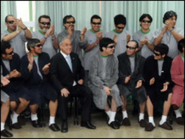 رئیس جمهوری شیلی باز هم با معدنچیان نجات یافته دیدار کرد