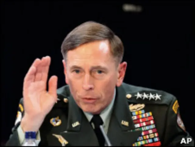 Генерал Дэвид Петреус выступает перед экспертами в Лондоне 15 октября 2010 г.