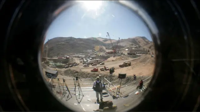 Operasi penyelamatan 33 penambang yang terjebak di dalam tanah, dioperasikan dari sebuah wilayah yang bernama padang pasir Atacama. Ratusan wartawan meliput kejadian yang kemudian membuat haru jutaan penonton di seluruh dunia. 