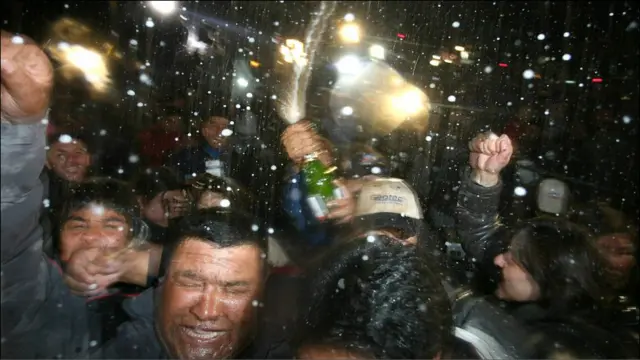 Setelah dipastikan semua penambang berhasil diangkat dari dalam tanah, orang-orang dekat, teman serta terutama keluarga dekat, juga warga di sekitar Copiamo, merayakan kebahagiaan. 