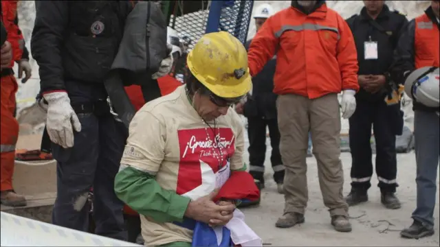 Salah-seorang penambang Mario Gomez, yang disebut berusia paling tua, menyebut keberhasilan penyelamatan ini merupakan bukti dari keyakinan yang terus dia pelihara sejak terjebak di dalam tanah bahwa "mereka akan selamat". 