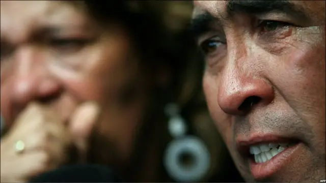 Bagi orang -orang dekat para penambang yang terjebak di dalam tanah, masa penungguan yang memakan waktu lebih dari dua bulan itu bukanlah persoalan yang mudah.