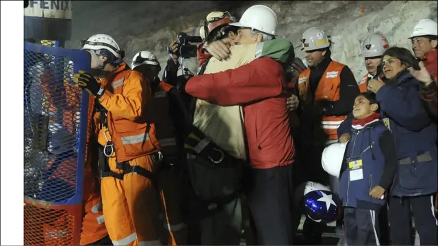 Wajah-wajah gembira sekaligus syahduh terlihat pada semua paras penjemput, termasuk Presiden Cile Sebastian Pinera. Penambang pertama Florencio Avalos mendapat pelukan dari sang presiden, di bawah tatapan melankoli orang-orang di sekitarnya.