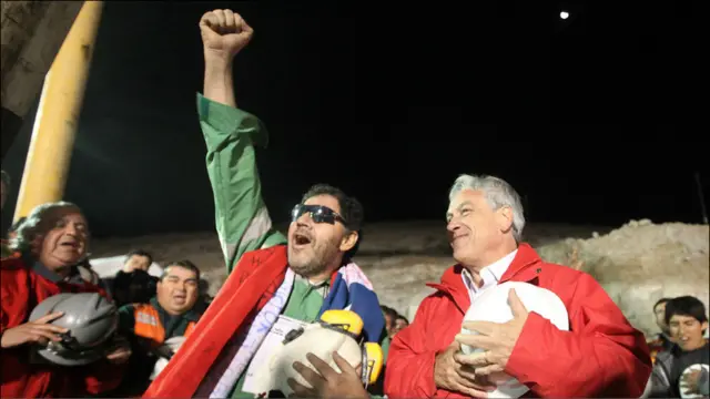 Setelah penyelamatan yang memakan waktu 22 jam, Luiz Urzua -- penambang terakhir yang berhasil diselamatkan -- berteriak lega, didampingi Presiden Cile Sebastian Pinera. 