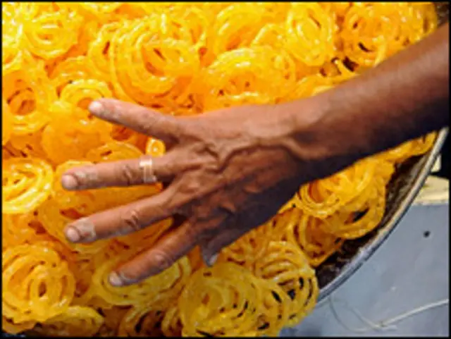 Рука со сладостями